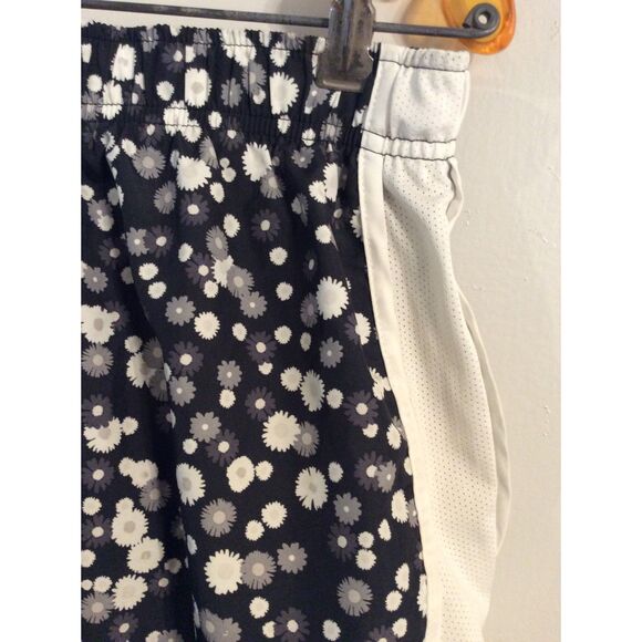 Nike Dri Fit Medium M Racer Shorts Black floral print Tempo Daisies - Picture 4 of 7
